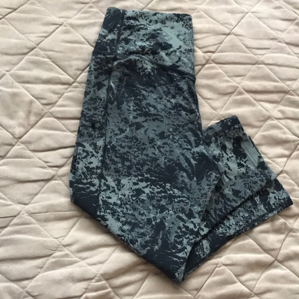 Lightly worn womens cropped Nike pants sz medium